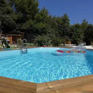 https://studio-au-calme-avec-piscine-et-jardin-ombrage.hotels-rhonealpes.com